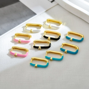 Détails des boucles d'oreilles carrées en émail quatre couleurs et zircons dorés