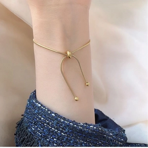 Eleganteres goldenes Schlangenarmband mit verstellbarem Schiebeverschluss am Handgelenk