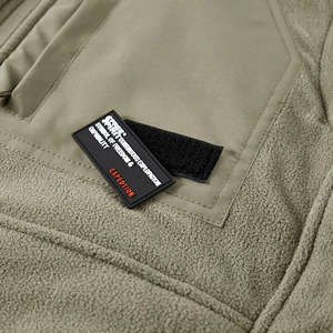 Details der taktischen Fleece-Weste mit olivgrünem Stoff und FREE SPIRIT Klettabzeichen