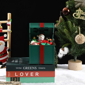 Detail der Weihnachts-Spieluhr mit Schneemann und Mini-Baum in grüner Geschenkbox