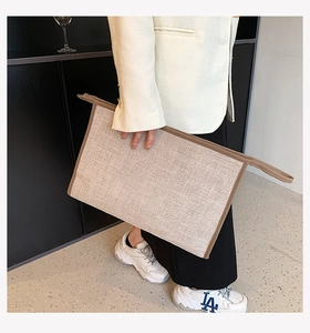 Détail d'une grande pochette de bureau en toile beige avec bordure marron et zip fiable