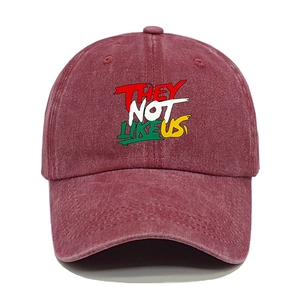 Dettaglio del cappellino bordeaux lavato con stampa They Not Like Us in stile vintage