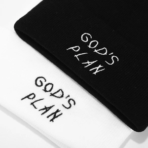 Bonnets tricotés noirs et blancs avec broderie God's Plan empilés avec élégance