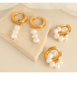 Vue détaillée de boucles d'oreilles créoles asymétriques vintage en or avec perles blanches