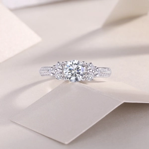 Macro detail of lab-grown diamond engagement ring with round brilliant cut in S925 silver