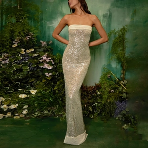 Dettaglio elegante abito da sera in paillettes argento con bordo patchwork bianco su modella