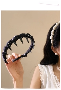 Detailed wave hairband with black and white polka dots and built-in non-slip teeth