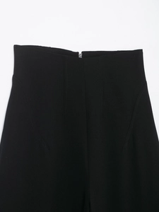 Nahaufnahme der schwarzen High-Waist-Hose mit Reißverschluss und feiner Stoffstruktur