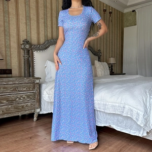 Details des blauen floralen Maxikleids mit gerippter Strickstruktur und tailliertem Schnitt
