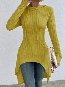 Détail du sweat à capuche en maille côtelée jaune avec ourlet asymétrique fendu