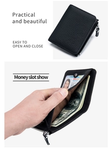 Detalle de billetera de cuero negro con ranuras para tarjetas y bolsillo con cremallera