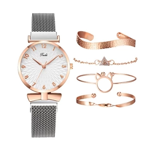 Set orologio al quarzo donna con cinturino magnetico argento e quattro bracciali oro rosa