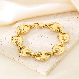 Dettaglio del bracciale a maglia chicco di caffè placcato oro 18K con chiusura a moschettone
