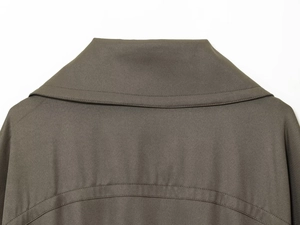 Detail der Rückkragen- und Schulternähte einer olivgrünen Jacke aus Köperstoff