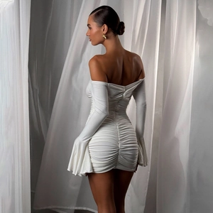 Vue arrière détaillée de la mini robe blanche à épaules dénudées avec détails froncés