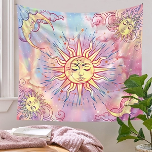 Détail de la tapisserie de tarot céleste avec soleil et lune en dégradé rose et violet
