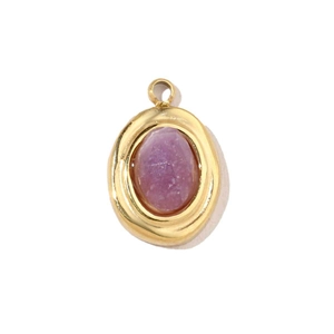 Vue détaillée du pendentif vintage en acier doré serti d'une pierre naturelle violette