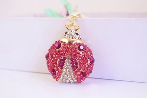 Nahaufnahme von rosa Marienkäfer-Schlüsselanhänger mit Strasssteinen und Goldbeschichtung