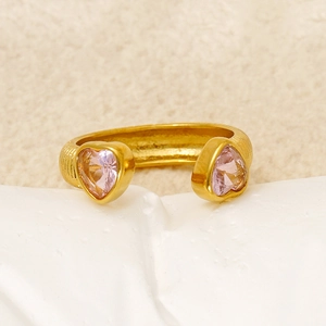 Verstellbarer goldener Spiralring mit zwei funkelnden rosa herzförmigen Zirkonsteinen