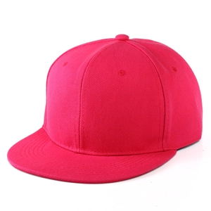 Dettaglio del cappello baseball fucsia a tesa piatta con trama in cotone di alta qualità