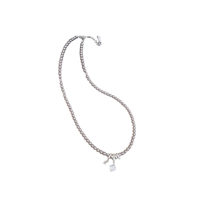 Collier de perles gris argenté élégant avec pendentif en métal serti de cristaux brillants