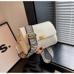 Sac bandoulière minimaliste en cuir grainé beige avec large sangle à motif chevron