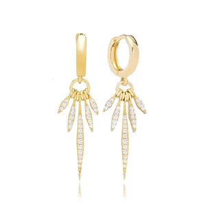Détail de boucles d'oreilles dorées en éventail serties de cristaux de zircone cubique