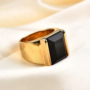 Makroaufnahme von 15mm quadratischem schwarzem Stein in poliertem goldenem Edelstahlring