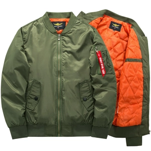 Chaqueta bomber MA-1 verde militar con forro naranja acolchado y bolsillo en la manga