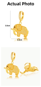 Détail de boucles d'oreilles éléphant dorées avec zircons et dimensions de 3,0 cm