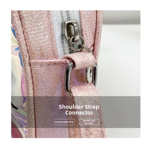 Dettaglio della borsa termica rosa glitterata con zip argentata e ganci in metallo