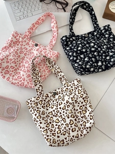 Drei Canvas-Einkaufstaschen mit Herz-Leopardenmuster in Rosa, Schwarz und Creme