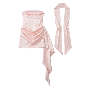 Robe bustier en satin rose plissée avec écharpe assortie pour un look élégant