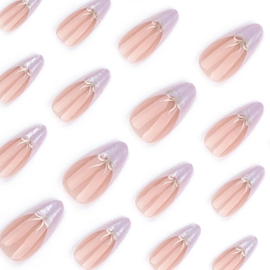 Faux ongles blanc nacré avec motifs de nœuds et dégradé violet style français