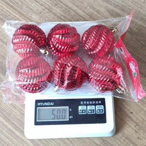 6er-Set rote Weihnachtskugeln mit Spiralmuster, wiegen 50g auf einer Digitalwaage