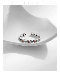 Détail de la bague étoile rétro en argent S925 avec zircon rouge sur support