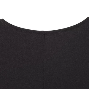 Haut élégant à col en V noir avec boutonnage simple et détails de texture de tissu fin