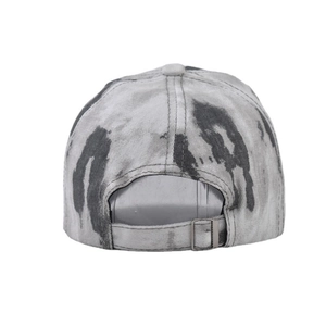 Détail de l'arrière d'une casquette de baseball en jean délavé avec boucle en métal