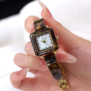 Elegante goldene quadratische Uhr mit Perlmuttzifferblatt und Schildpatt-Armband