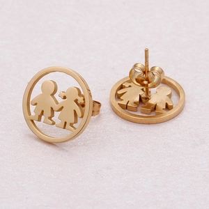 Boucles d'oreilles en acier titane doré avec silhouette garçon et fille en cadre rond