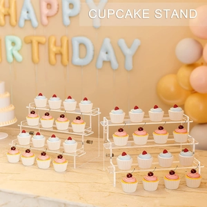Soporte de acrílico transparente de tres niveles con cupcakes de cumpleaños