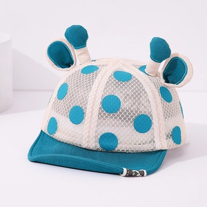 Détail du chapeau bébé à pois bleu sarcelle avec maille respirante et oreilles décoratives
