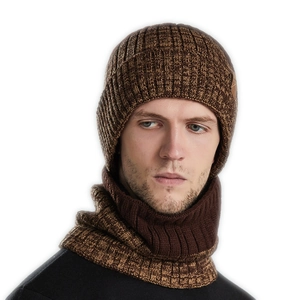 Gebreide wintermuts en nekwarmer set in donkerbruin voor dames en heren buiten