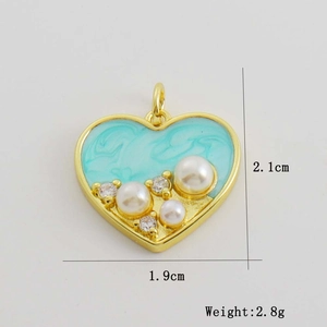 Dettaglio del ciondolo a cuore placcato oro 18 carati con dimensioni 2,1 cm per 1,9 cm