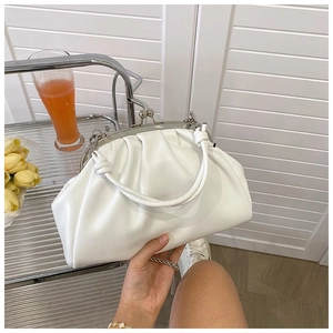 Détail du sac nuage plissé blanc avec fermoir baiser et poignée à nœuds tressés