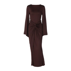 Détail d'une robe longue café à manches longues avec élégant nœud à la taille et drapé