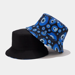 Dettaglio di cappelli a secchiello reversibili in cotone nero e stampa occhio blu