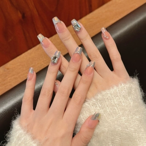 Faux ongles French holographiques faits main avec cristal émeraude et strass brillants
