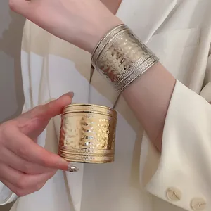 Bracelet jonc croisé évidé avec finition métallique martelée en couleurs or et argent