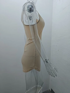 Vue détaillée du tricot côtelé beige et de la coupe ajustée sur une robe moulante